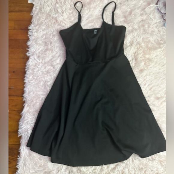 15 dresses (read) - Picture 9 of 16